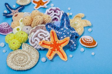 Yaz tığ işi konsepti. El yapımı mercan resifi, deniz tarzı, sualtı hayvanları. Deniz mavisi arkaplan, düz yatış, kopyalama alanı