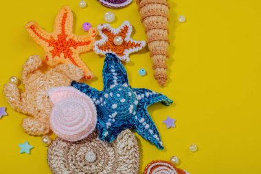 Yaz tığ işi konsepti. El yapımı mercan resifi, deniz tarzı, sualtı hayvanları. Denizci sarı arka planı, düz yatış, yakın çekim