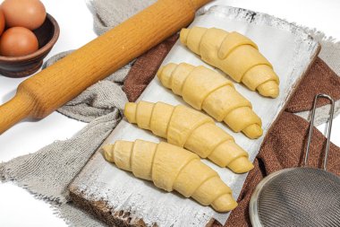 Donmuş kruvasanlar, geleneksel tatlı yapma süreci. Rahatlatıcı yemekler, klasik kahvaltı. Modaya uygun sert ışık, koyu gölge, beyaz arkaplan, kapat