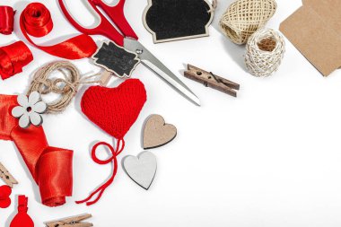 Hediye tasarımı konsepti. Dekor, özel aletler, kurdeleler, beyaz arka planda karton etiketler. El yapımı, yaratıcı alan, düz yatak, üst görünüm
