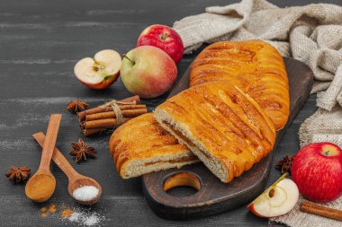 Sonbahar elmalı turtası. Ev yapımı pişirme, tatlı tatlı, olgun meyve ve tarçın. Rahat yiyecek konsepti, siyah ahşap zemin, düz döşeme, kopyalama alanı