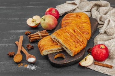 Sonbahar elmalı turtası. Ev yapımı pişirme, tatlı tatlı, olgun meyve ve tarçın. Rahat yiyecek konsepti, siyah ahşap zemin, düz döşeme, kopyalama alanı