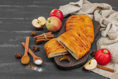 Sonbahar elmalı turtası. Ev yapımı pişirme, tatlı tatlı, olgun meyve ve tarçın. Rahat yiyecek konsepti, siyah ahşap zemin, düz döşeme, kopyalama alanı