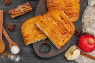 Sonbahar elmalı turtası. Ev yapımı pişirme, tatlı tatlı, olgun meyve ve tarçın. Rahat yiyecek konsepti, siyah ahşap arka plan, düz yatak, üst manzara