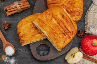 Sonbahar elmalı turtası. Ev yapımı pişirme, tatlı tatlı, olgun meyve ve tarçın. Rahat yiyecek konsepti, siyah ahşap arka plan, düz yatak, üst manzara