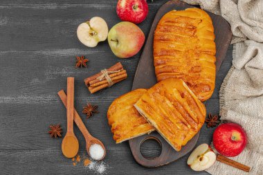Sonbahar elmalı turtası. Ev yapımı pişirme, tatlı tatlı, olgun meyve ve tarçın. Rahat yiyecek konsepti, siyah ahşap arka plan, düz yatak, üst manzara