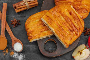 Sonbahar elmalı turtası. Ev yapımı pişirme, tatlı tatlı, olgun meyve ve tarçın. Rahat yiyecek konsepti, siyah ahşap arka plan, düz yatak, üst manzara