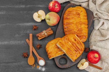 Sonbahar elmalı turtası. Ev yapımı pişirme, tatlı tatlı, olgun meyve ve tarçın. Rahat yiyecek konsepti, siyah ahşap arka plan, düz yatak, üst manzara