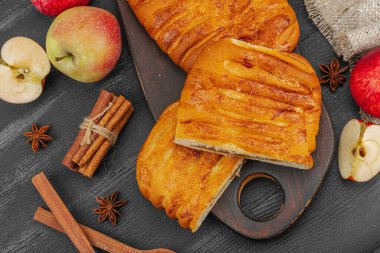 Sonbahar elmalı turtası. Ev yapımı pişirme, tatlı tatlı, olgun meyve ve tarçın. Rahat yiyecek konsepti, siyah ahşap arka plan, düz yatak, üst manzara
