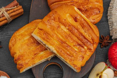 Sonbahar elmalı turtası. Ev yapımı pişirme, tatlı tatlı, olgun meyve ve tarçın. Rahat yiyecek konsepti, siyah ahşap arka plan, düz yatak, üst manzara