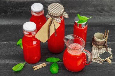 Ev yapımı karpuz kombu çayı. Sağlıklı probiyotik içecek, fesleğen yapraklı kvass. Modaya uygun mayalanmış içecek, organik meyve suyu. Siyah arkaplan, kapat