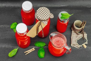 Ev yapımı karpuz kombu çayı. Sağlıklı probiyotik içecek, fesleğen yapraklı kvass. Modaya uygun mayalanmış içecek, organik meyve suyu. Siyah arkaplan, üst görünüm