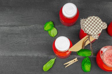 Ev yapımı karpuz kombu çayı. Sağlıklı probiyotik içecek, fesleğen yapraklı kvass. Modaya uygun mayalanmış içecek, organik meyve suyu. Siyah arkaplan, üst görünüm