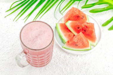 Modaya uygun karpuz birası. Geleneksel Ekim Festivali içkisi, palmiye yapraklı kvass. Modern içecek, ferahlatıcı organik meyve şırası. Beyaz arkaplan, üst görünüm