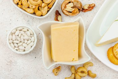 Çeşitli ev yapımı vejetaryen fındık peyniri seti. Tabakta çiğ sağlıklı sos, laktozsuz yemek. Biyolojik organik ürün, bitki temelli diyet, alternatif yaşam tarzı. Işık taşı arkaplan, üst görünüm
