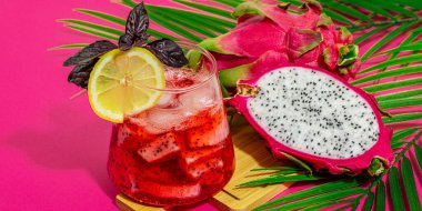 Ejderha meyveli içecek. Pitaya tropik içeceği, smoothie, kokteyl. Tatlı limonata, limonlu mojito ve fesleğen. Pembe arkaplan, pankart biçimi