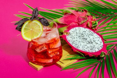 Ejderha meyveli içecek. Pitaya tropik içeceği, smoothie, kokteyl. Tatlı limonata, limonlu mojito ve fesleğen. Pembe arkaplan, kapat