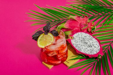 Ejderha meyveli içecek. Pitaya tropik içeceği, smoothie, kokteyl. Tatlı limonata, limonlu mojito ve fesleğen. Pembe arkaplan, kopyalama alanı