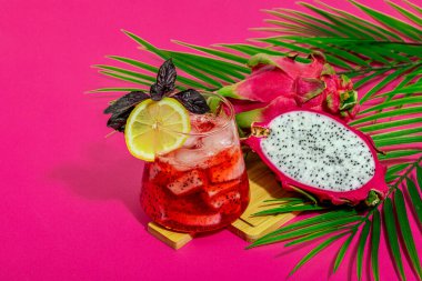 Ejderha meyveli içecek. Pitaya tropik içeceği, smoothie, kokteyl. Tatlı limonata, limonlu mojito ve fesleğen. Pembe arkaplan, kopyalama alanı