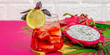 Ejderha meyveli içecek. Pitaya tropik içeceği, smoothie, kokteyl. Tatlı limonata, limonlu mojito ve fesleğen. Pembe arkaplan, pankart biçimi