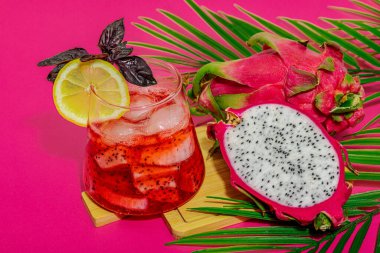 Ejderha meyveli içecek. Pitaya tropik içeceği, smoothie, kokteyl. Tatlı limonata, limonlu mojito ve fesleğen. Pembe arkaplan, kapat
