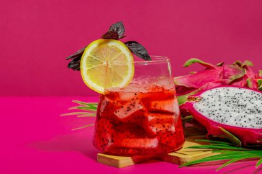 Ejderha meyveli içecek. Pitaya tropik içeceği, smoothie, kokteyl. Tatlı limonata, limonlu mojito ve fesleğen. Pembe arkaplan, kopyalama alanı