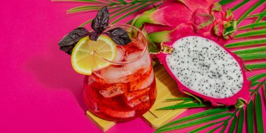 Ejderha meyveli içecek. Pitaya tropik içeceği, smoothie, kokteyl. Tatlı limonata, limonlu mojito ve fesleğen. Pembe arkaplan, pankart biçimi