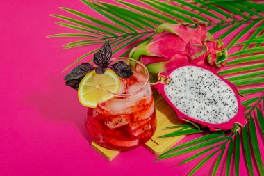 Ejderha meyveli içecek. Pitaya tropik içeceği, smoothie, kokteyl. Tatlı limonata, limonlu mojito ve fesleğen. Pembe arkaplan, kopyalama alanı