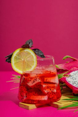 Ejderha meyveli içecek. Pitaya tropik içeceği, smoothie, kokteyl. Tatlı limonata, limonlu mojito ve fesleğen. Pembe arkaplan, kopyalama alanı