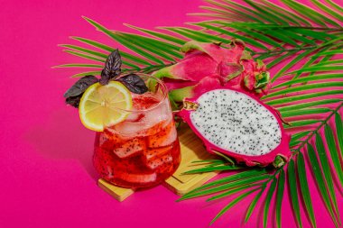 Ejderha meyveli içecek. Pitaya tropik içeceği, smoothie, kokteyl. Tatlı limonata, limonlu mojito ve fesleğen. Pembe arkaplan, kopyalama alanı