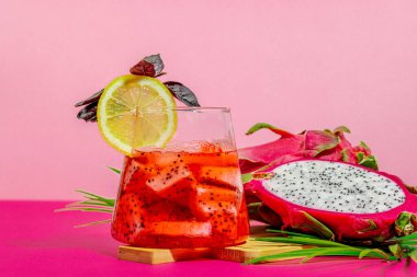 Ejderha meyveli içecek. Pitaya tropik içeceği, smoothie, kokteyl. Tatlı limonata, limonlu mojito ve fesleğen. Pembe arkaplan, kopyalama alanı