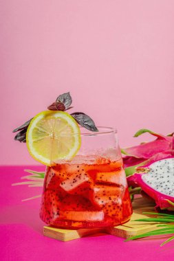 Ejderha meyveli içecek. Pitaya tropik içeceği, smoothie, kokteyl. Tatlı limonata, limonlu mojito ve fesleğen. Pembe arkaplan, kopyalama alanı