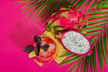 Ejderha meyveli içecek. Pitaya tropik içeceği, smoothie, kokteyl. Tatlı limonata, limonlu mojito ve fesleğen. Pembe arkaplan, üst görünüm