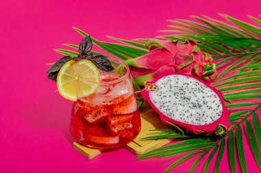 Ejderha meyveli içecek. Pitaya tropik içeceği, smoothie, kokteyl. Tatlı limonata, limonlu mojito ve fesleğen. Pembe arkaplan, kopyalama alanı