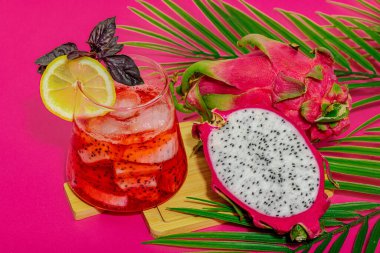 Ejderha meyveli içecek. Pitaya tropik içeceği, smoothie, kokteyl. Tatlı limonata, limonlu mojito ve fesleğen. Pembe arkaplan, kapat