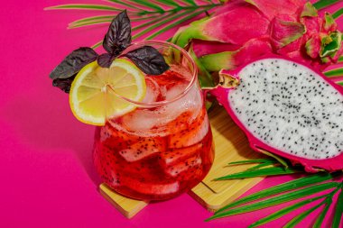 Ejderha meyveli içecek. Pitaya tropik içeceği, smoothie, kokteyl. Tatlı limonata, limonlu mojito ve fesleğen. Pembe arkaplan, kapat