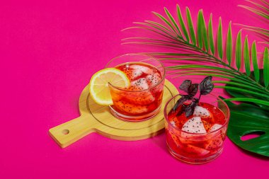 Ejderha meyveli içecek. Pitaya tropik içeceği, smoothie, kokteyl. Tatlı limonata, limonlu mojito ve fesleğen. Pembe arkaplan, kopyalama alanı