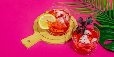 Ejderha meyveli içecek. Pitaya tropik içeceği, smoothie, kokteyl. Tatlı limonata, limonlu mojito ve fesleğen. Pembe arkaplan, pankart biçimi