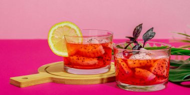 Ejderha meyveli içecek. Pitaya tropik içeceği, smoothie, kokteyl. Tatlı limonata, limonlu mojito ve fesleğen. Pembe arkaplan, pankart biçimi