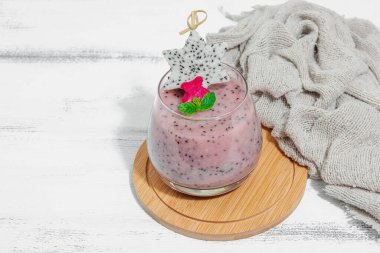 Pitaya smoothie, sağlıklı detoks içeceği. Moda içecek, yararlı kahvaltı fikri. Sert ışık, karanlık gölge, beyaz ahşap zemin, kopyalama alanı