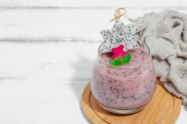 Pitaya smoothie, sağlıklı detoks içeceği. Moda içecek, yararlı kahvaltı fikri. Sert ışık, karanlık gölge, beyaz ahşap zemin, kopyalama alanı