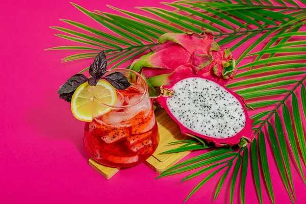 Ejderha meyveli içecek. Pitaya tropik içeceği, smoothie, kokteyl. Tatlı limonata, limonlu mojito ve fesleğen. Pembe arkaplan, kopyalama alanı