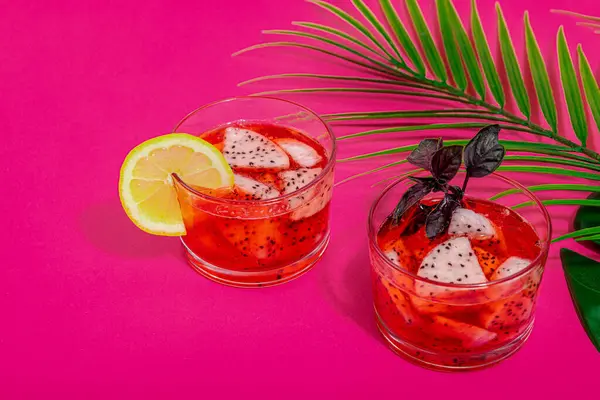 Ejderha meyveli içecek. Pitaya tropik içeceği, smoothie, kokteyl. Tatlı limonata, limonlu mojito ve fesleğen. Pembe arkaplan, kopyalama alanı