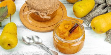 Ev yapımı armut reçeli, konfeksiyon, marmelat. Tatlı tatlı, yiyecekleri muhafaza et. Olgun çiftlik meyveleri, lezzetli saklama. Beyaz ahşap arkaplan, pankart biçimi