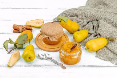 Ev yapımı armut reçeli, konfeksiyon, marmelat. Tatlı tatlı, yiyecekleri muhafaza et. Olgun çiftlik meyveleri, lezzetli saklama. Beyaz tahta arkaplan, boşluğu kopyala