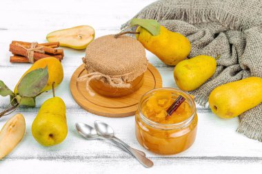 Ev yapımı armut reçeli, konfeksiyon, marmelat. Tatlı tatlı, yiyecekleri muhafaza et. Olgun çiftlik meyveleri, lezzetli saklama. Beyaz ahşap arka plan, kapat