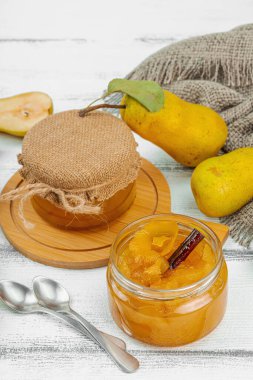 Ev yapımı armut reçeli, konfeksiyon, marmelat. Tatlı tatlı, yiyecekleri muhafaza et. Olgun çiftlik meyveleri, lezzetli saklama. Beyaz tahta arkaplan, boşluğu kopyala