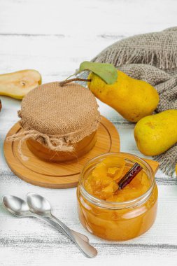 Ev yapımı armut reçeli, konfeksiyon, marmelat. Tatlı tatlı, yiyecekleri muhafaza et. Olgun çiftlik meyveleri, lezzetli saklama. Beyaz tahta arkaplan, boşluğu kopyala