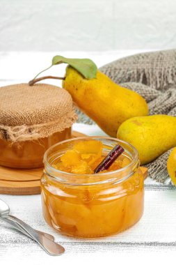 Ev yapımı armut reçeli, konfeksiyon, marmelat. Tatlı tatlı, yiyecekleri muhafaza et. Olgun çiftlik meyveleri, lezzetli saklama. Beyaz tahta arkaplan, boşluğu kopyala