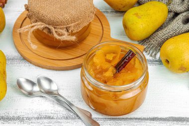 Ev yapımı armut reçeli, konfeksiyon, marmelat. Tatlı tatlı, yiyecekleri muhafaza et. Olgun çiftlik meyveleri, lezzetli saklama. Beyaz ahşap arka plan, kapat